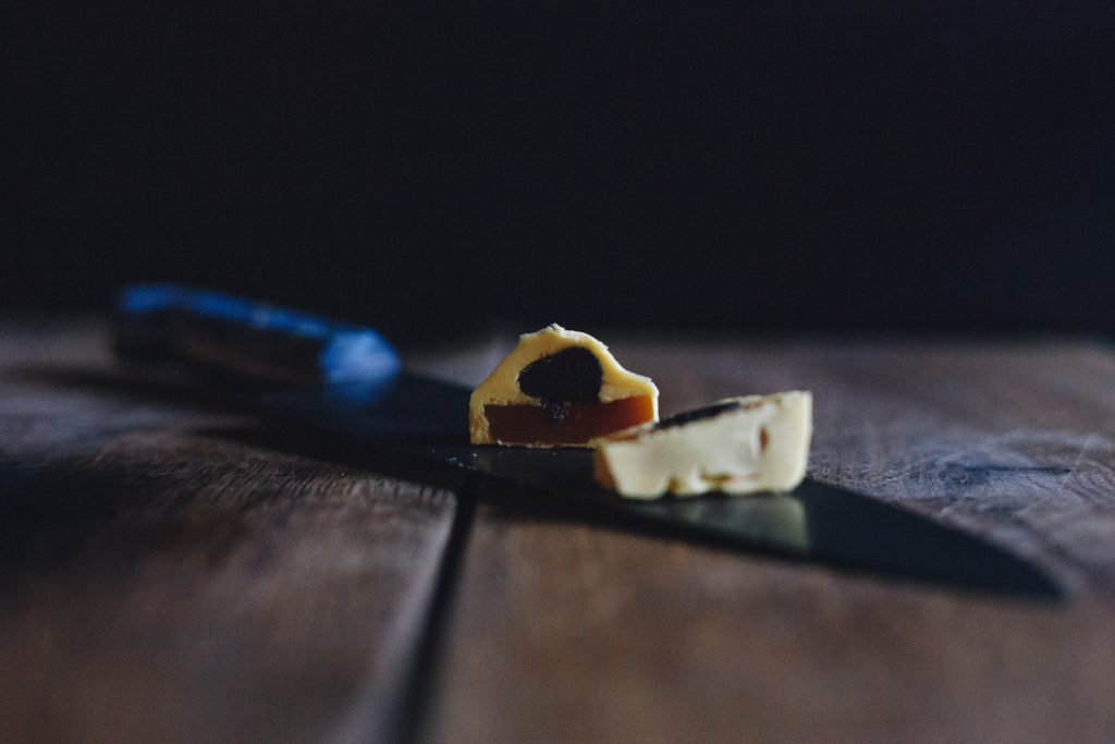 PIERWSZY KĘS
BOTTARGA - cefal/ czarny czosnek/masło szafranowe/ pieprz syczuański
Przeżuwaj powoli i długo- nawet minutę. Niech każdy ze składników ma okazję się uwolnić.
Ikra cefala to nie tylko połączenie wszystkich pięciu smaków, to smak morza. Ta Bottarga jest wytwarzana w Grecji przez rodzinę, która robi to od pięciu pokoleń.
Czarny czosnek to znów cała paleta smaku - razem z bottargą odczucie pełni wszystkich smaków potęguje się.
Pieprz syczuański pobudzi nasze ślinianki i możemy odnieść wrażenie delikatnego odrętwienia.
Masło z szafranem pociągnie te wszystkie smaki dalej, dłużej…
Polecam zmieścić w ustach w całości, przeżuwać i doświadczać przez kilkadziesiąt sekund.